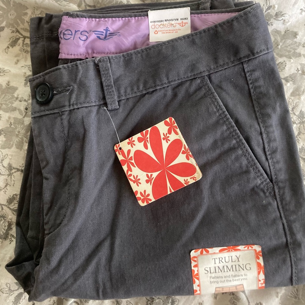 NWT Women’s Dockers Straight Khaki